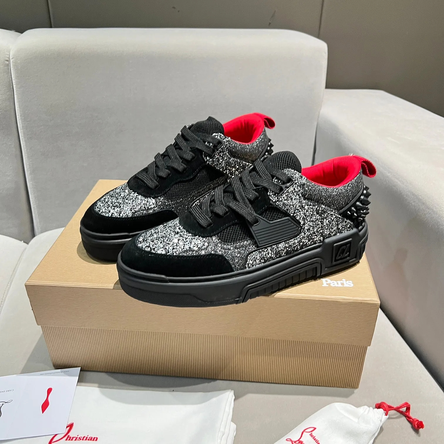 Men's shoes 💰700 🌹🌹🌹̋ Wang Junkai Yang Mi Xu Kai Zhang Jingyi Ding Chengxin Chen Muchi Wang Ziyi Same style Christian Louboutin 2024 [New product] ASTROLOUBI unisex thick-soled sports shoes red-soled shoes perfectly integrate fashion and sports, The fabrics are made of luxurious calfskin, soft suede, smooth satin and laminated leather, and the back is decorated with classic rivets. The interior is blended with a knitted tongue for added durability, breathability and quick-drying comfort. The outsole is made of a combination of EVA foam and imported rubber, and the colorful CL iconic letters on the side of the outsole show the brand's unique style. It is a ceiling-level comfortable skate shoe! ! ! Multiple colors available, currently men’s sizes 39--45 (women’s sizes 35--40, currently being updated)